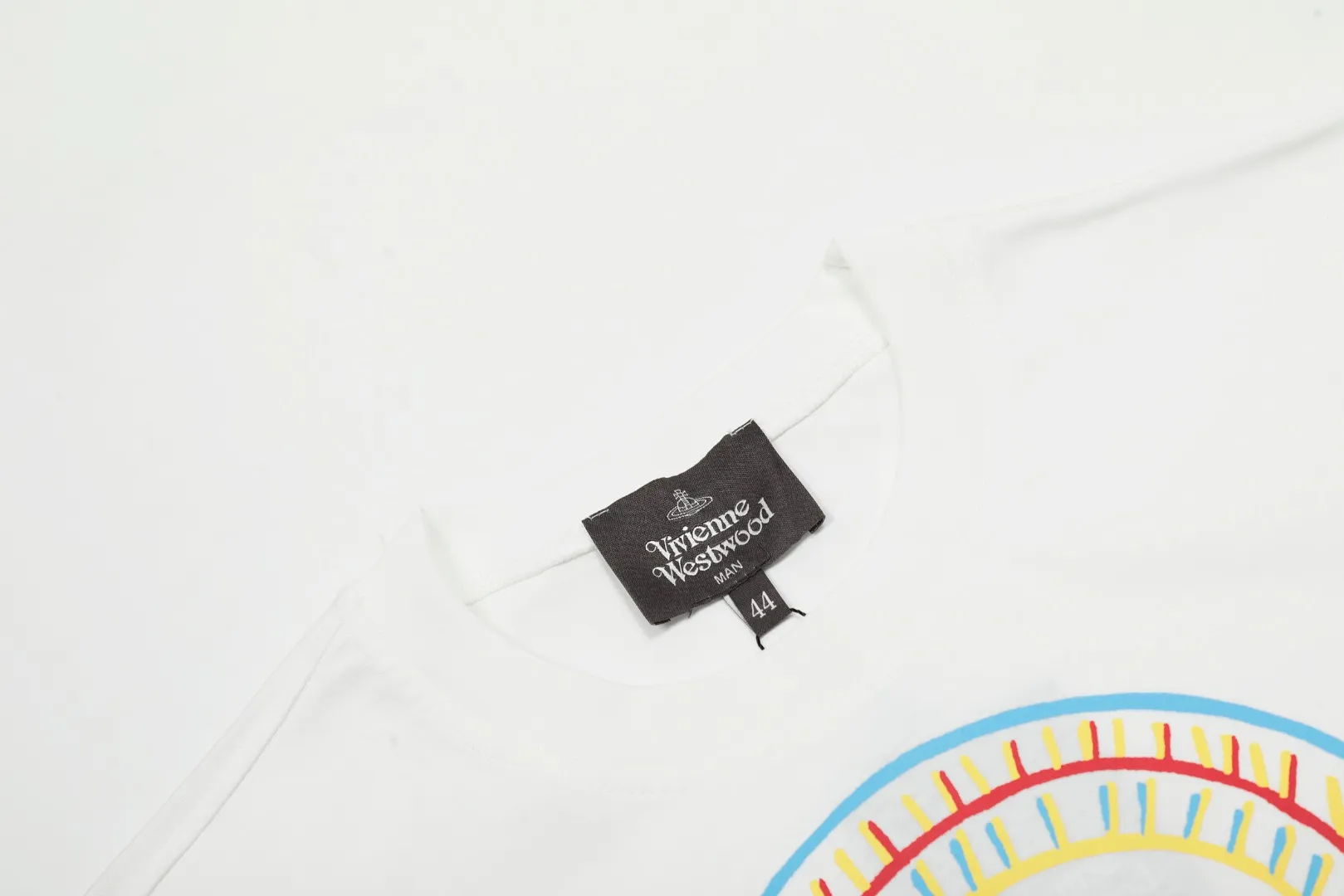 VIVI 140# "Exclusive style" vivienne west wood, Queen Mother of the West, Vivienne, Saturn personalized rainbow printed short sleeves. The new fabrics have been machine washed at high temperature + water twice. The only one in the entire network that achieves 0 shrinkage. The Solona thread is arranged. The threaded neckline does not deform. It is tight and dense. Comparisons are welcome. The full series of correct accessories. Every detail is completely restored and can be stretched directly.